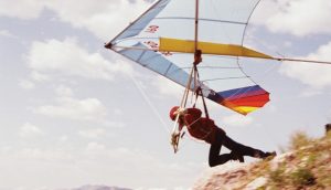 Stewart on his rst hang glider high ight, at King Mountain, Québec near Ottawa, Ontario, 30 December 1974 Photo: Barry Meabry
